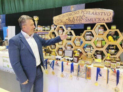 Porodično pčelarstvo "Kazić" Porodično pčelarstvo "Kazić"