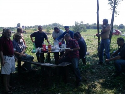 Predah nakon akcije u mladom voćnjaku