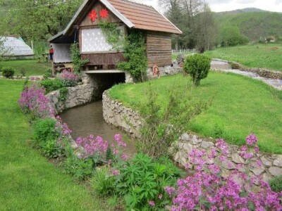 Posjeduju dvije vodenice, a uzgajaju i domaće povrće i žitarice
