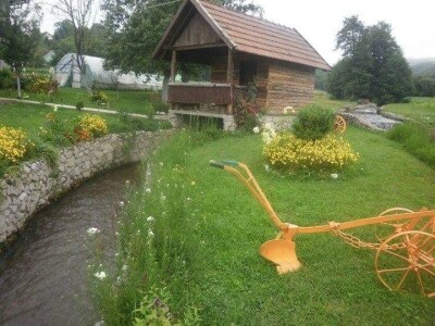 Posjeduju dvije vodenice, a uzgajaju i domaće povrće i žitarice