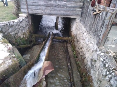 Posjeduju dvije vodenice, a uzgajaju i domaće povrće i žitarice