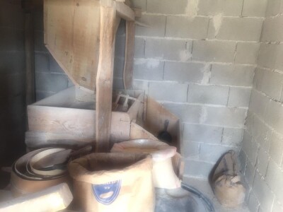 Posjeduju dvije vodenice, a uzgajaju i domaće povrće i žitarice