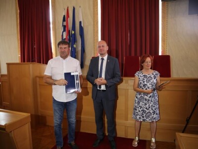 Potpisivanje ugovora s korisnicima potpora u poljoprivredi i ruralnom razvoju na području Osječko-baranjske županije Potpisivanje ugovora s korisnicima potpora u poljoprivredi i ruralnom razvoju na području Osječko-baranjske županije