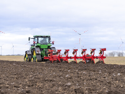 Pöttinger polunošeni plug