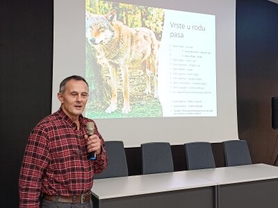 Predavanje prof. dr. sc. Josipa Kusaka o ulozi vuka u prirodnim ekosustavima i značaju njegovog očuvanja.