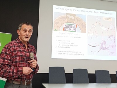 Predavanje prof. dr. sc. Josipa Kusaka o ulozi vuka u prirodnim ekosustavima i značaju njegovog očuvanja.