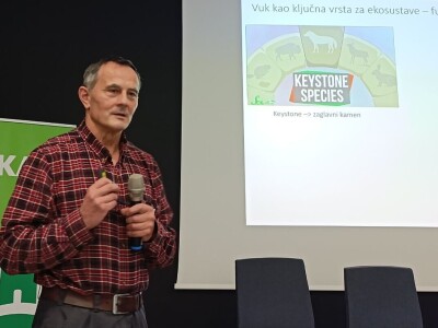 Predavanje prof. dr. sc. Josipa Kusaka o ulozi vuka u prirodnim ekosustavima i značaju njegovog očuvanja.
