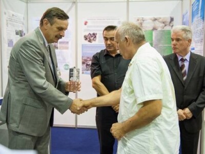 Predsjednik ocjenjivačkog suda Petar Čovo uručuje nagradu predsjedniku zadarskih inovatora Radi Nekiću