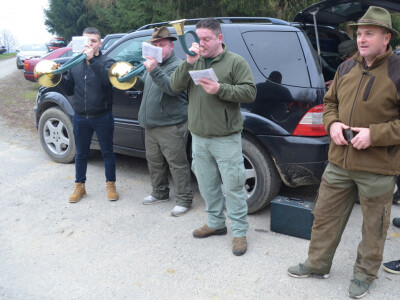 Prema lovačkoj tradiciji početak lova označio se lovačkim rogovima u izvedbi rogista iz Hrvatskog zagorja
