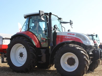Prezentacija Steyr traktora, Kvarnelad priključnih i JCB strojeva tvrtke Grapak