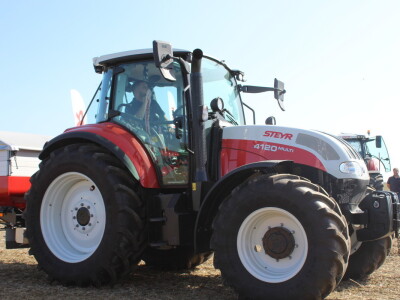 Prezentacija Steyr traktora, Kvarnelad priključnih i JCB strojeva tvrtke Grapak