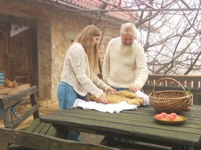 Priča o mladoj dizajnerici Viti Ivičič iz Slovenije koja koristi prirodne materijale