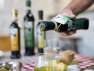 PRIMJER IZ LJUPČA - Dok beru masline Duševićima stiže zlato za liker i vina!