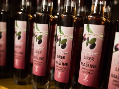 PRIMJER IZ LJUPČA - Dok beru masline Duševićima stiže zlato za liker i vina!