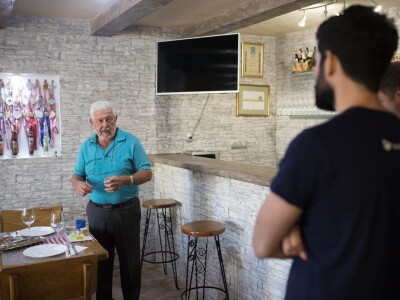 PRIMJER IZ LJUPČA - Dok beru masline Duševićima stiže zlato za liker i vina!