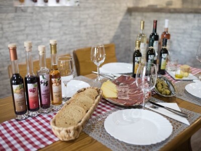 PRIMJER IZ LJUPČA - Dok beru masline Duševićima stiže zlato za liker i vina!