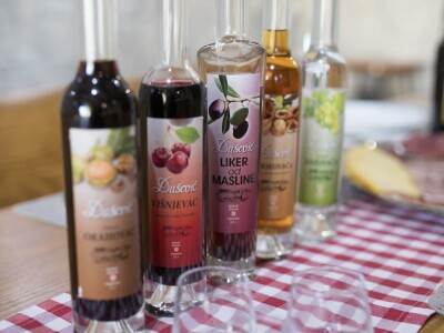 PRIMJER IZ LJUPČA - Dok beru masline Duševićima stiže zlato za liker i vina!