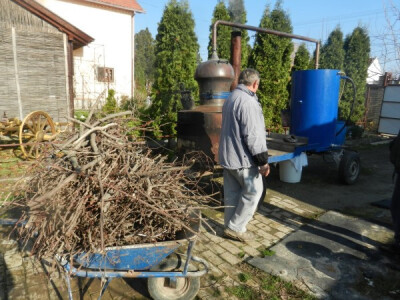 Domaćin obezbeđuje kominu, ogrev i vodu
