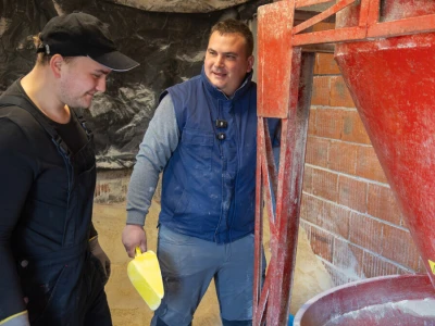 Priprema hrane za svinje na OPG-u Damira Rastije