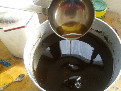 Prirodnom gravitacijom ulje se pročišćuje od nečistoća u posudi