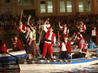 Prizor priredbe Bitka omiških gusara