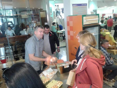 Prodajni štand branitelja zadrugara BZ Pauk-Čeka na novoj tržnici u Omišu