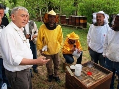 Prof. dr. sc. Nikola Kezić s pčelarima
