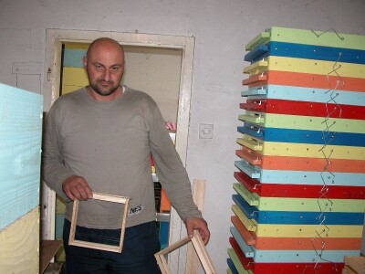 Profesionalni pčelar Vedran Marunica i njegove košnice te okviri koje je napravio, kao stolar