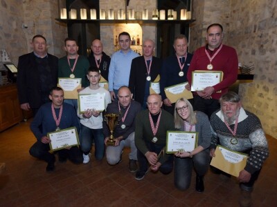 PROGLAŠENJE NAJBOLJIH ULJARA U MAŠKOVIĆA HANU - Šestorica ipred generala Ante Gotovine! PROGLAŠENJE NAJBOLJIH ULJARA U MAŠKOVIĆA HANU - Šestorica ipred generala Ante Gotovine!