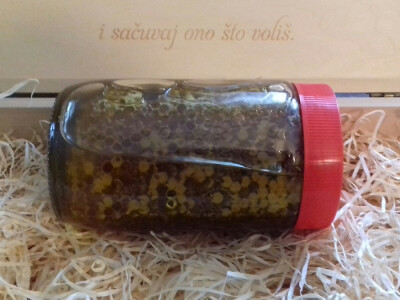 Pčelinje saće u medu