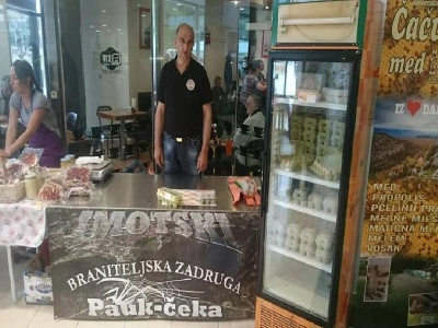 Proizvodi BZ Pauk-Čeka, uglavnom jaja od kokoši hrvatice, na nedavno otvoreboj domaćoj tržnici Studenac u Omišu