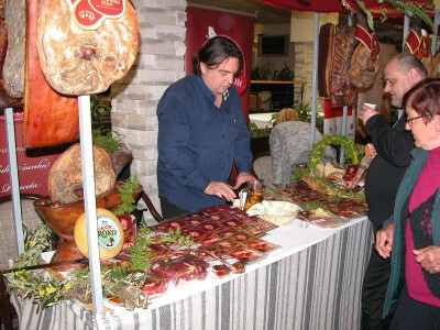 Proizvodi pršutane Mijukić-Prom, gl. tehnolog Joško Rogulj i kupci Proizvodi pršutane Mijukić-Prom, gl. tehnolog Joško Rogulj i kupci