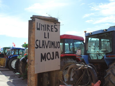 Prosvjed upozorenja poljoprivrednika Retkovci-Vinkovci