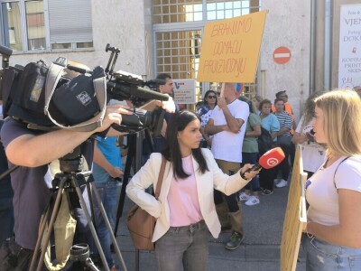 Prosvjed vlasnika farme Lukač ispred Hrvatskog veterinarskog instituta