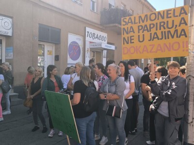 Prosvjed vlasnika farme Lukač ispred Hrvatskog veterinarskog instituta