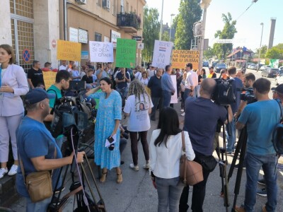 Prosvjed vlasnika farme Lukač ispred Hrvatskog veterinarskog instituta