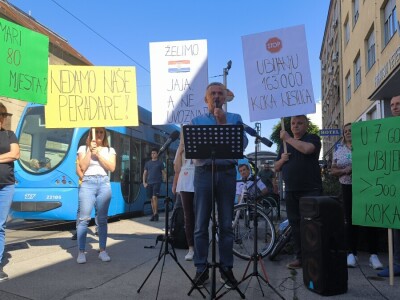 Prosvjed vlasnika farme Lukač ispred Hrvatskog veterinarskog instituta