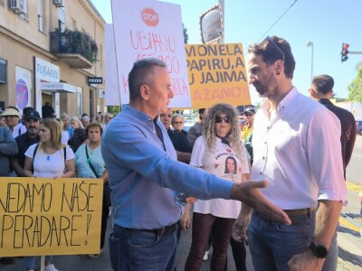 Prosvjed vlasnika farme Lukač ispred Hrvatskog veterinarskog instituta