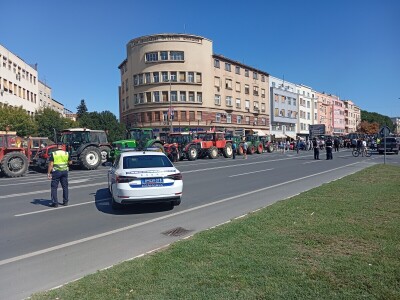 Protest ispred zgrade Banovine u Novom Sadu