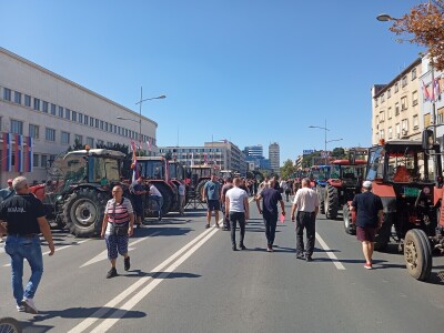 Protest ispred zgrade Banovine u Novom Sadu