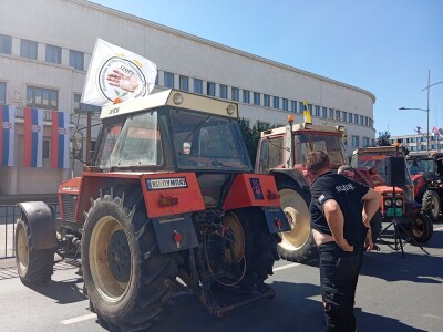 Protest ispred zgrade Banovine u Novom Sadu