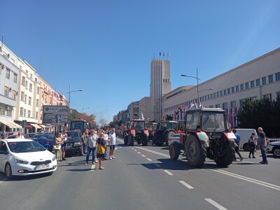 Protest ispred zgrade Banovine u Novom Sadu