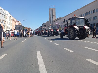Protest ispred zgrade Banovine u Novom Sadu