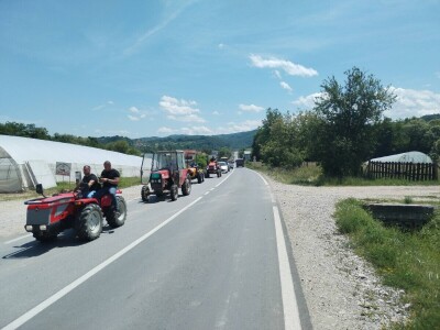 Protestna vožnja malinara