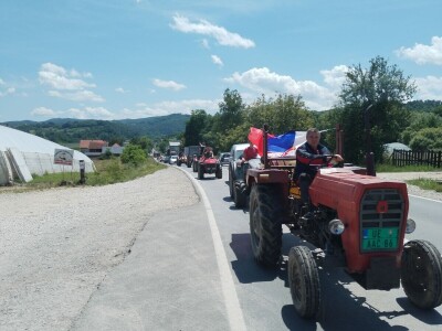 Protestna vožnja malinara
