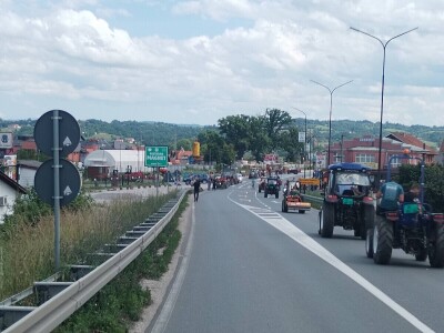 Protestna vožnja malinara