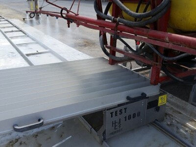 Spremnik za škropivo mora biti napunjen čistom vodom barem do polovice