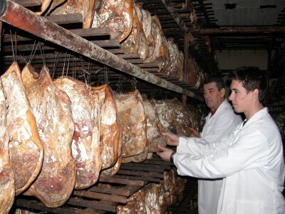 Pršuti bez kosti u pršutani Mijukić-Prom u Runovićima