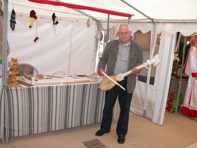 Ljubo Bilonić iz Vrpolja pokazuje svoje gusle od kamena i kože na 11. NS pršuta koje je sam izradio