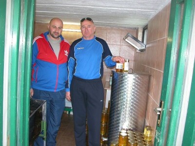 Prvi slijeva pčelar Vedran Marunica i jedan njegov kupac